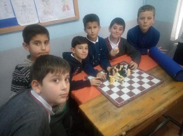 4.Sınıf öğrencilerimizin satranç etkinliği.
